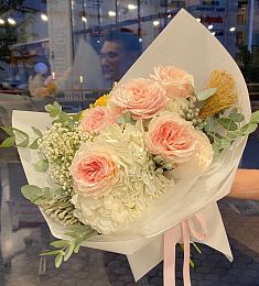 Букет "Свободная бабочка" из роз, гортензии и брунии