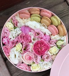 Букет "Бостон" из цветов и макарун