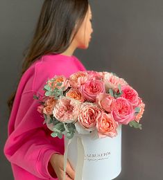 Композиция "Rosalinda" из роз и эвкалипта в коробке