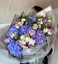 Букет "Виоланда" из гортензий, гвоздик и маттиолы