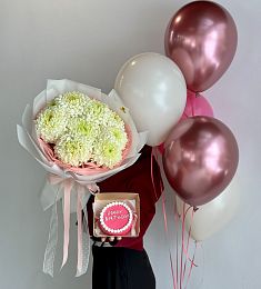 Сет "Дольче" букет из 9 хризантем, шарик и бенто тортик
