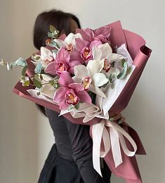 Букет "Каррия" их орхидей и эвкалипта