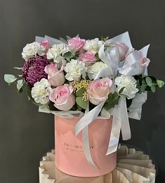 Композиция "Whispering Willow" из гвоздик, роз и хризантем