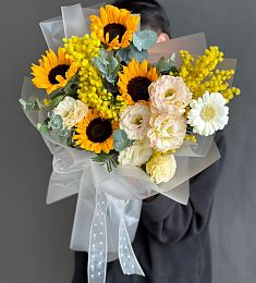 Букет "Nicolas" из лизиантусов, гербер, подсолнухов и мимозы