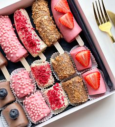 Банановый бокс "Банановый мусс" M яркие бананы в шоколаде с клубникой и голубикой в декоре