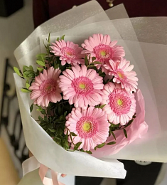 Букет из 7 гербер и фисташки 