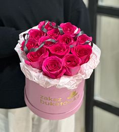 13 малиновых роз в коробке