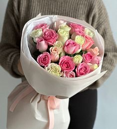 25 розовых и нежных голландских роз