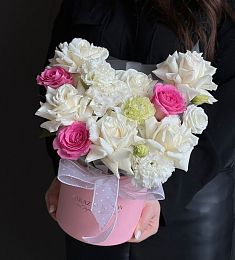 Композиция "Starry" из роз и лизиантусов в коробке