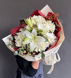 Композиция "Бронкс" из ромашки, лилий и роз