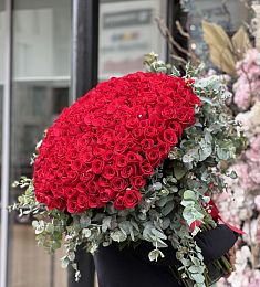 Букет "Гала" из 201 метровой голландской розы с эвкалиптом