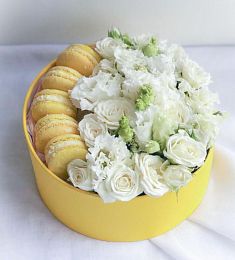 Букет "Арина" из цветов и макарун 