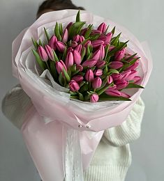 Букет из 51 розового тюльпана в оформлении