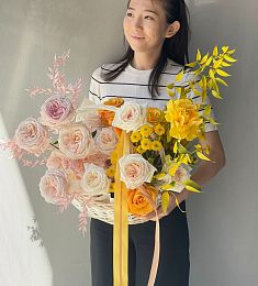 Букет в корзине "Ladywise" из роз и хризантем 