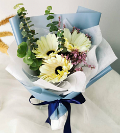 Букет "Васелина" с герберой, ваксом и эвкалиптом. 