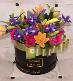 Композиция "Счастливая История" из лилий, ириса и роз