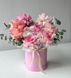 Композиция "Pink Serenity" из роз, хризантем  эвкалипта в коробке