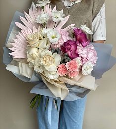 Букет "Инферно" из гортензий, роз и лизиантусов