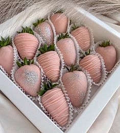 Клубничный бокс "Tomas" из клубники в нежном розовом шоколаде