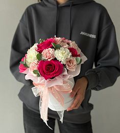 Композиция "Clemence" из гвоздик и роз в коробке