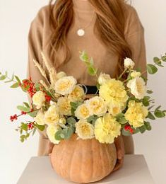 Композиция "Осенний микс" в тыкве из гвоздик и роз