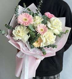 Букет "Mathilde" из роз, гербер и эвкалипта