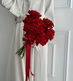 Свадебный букет невесты "Рейнира" из красных роз сорnа Freedom