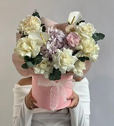 Композиция "Sunburst" розы, гортензия, ранункулюс и антуриум в коробке