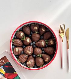 Клубничный бокс "Dolce Sweets" клубника в итальянском молочном шоколаде