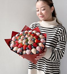 Клубничный конус "Кассандра" из клубники в белом и розовом шоколаде с добавлением ягод