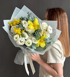 Букет "Sarada" из роз, лизиантусов, тюльпанов и мимозы