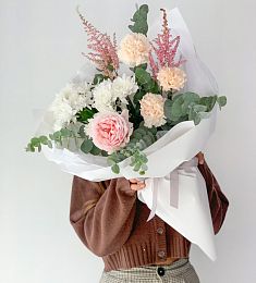 Букет "Пионтема" из хризантем, астильбы, гвоздик эвкалипта 