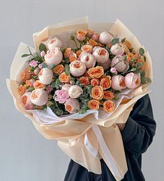 Букет "Arturo" из спрей роз и кустовой гвоздики