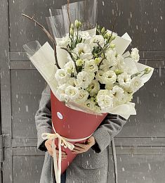 Композиция "Эсма" в конусе из лизиантусов