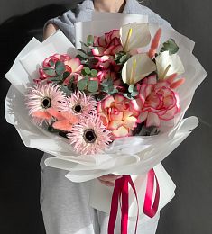 Композиция "CoralWhisper" из роз, гербер, антуриума и эвкалипта