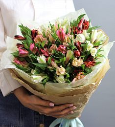 Букет из 11 розовых, красных и белых альстромерий
