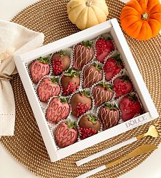 Клубничный бокс "Эклер" с клубникой в молочном и розовом шоколаде