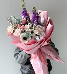 Букет "Розовый рассвет в Андах" из анемонов, маттиолы и роз