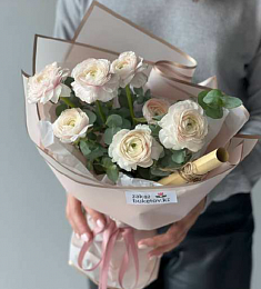 Букет "Мурашки" из ранункулюсов и эвкалипта