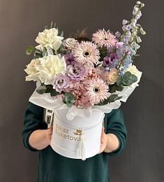 Композиция "Sorbet" и розой, герберой, дельфиниумом и лизиантусом