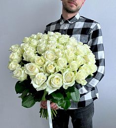 51 белая роза в букете