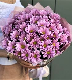 Букет из 9 розовых кустовых хризантем в оформлении