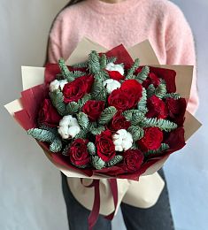 Букет "Цветочная симфония" из красных роз, нобилиса и хлопка