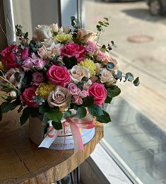 Композиция в коробку "Летний аромат" из роз и гвоздик