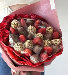 Клубничный букет с розами «I Love You»