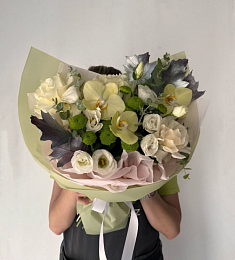 Композиция "Осенний краш" из лизиантусов, роз, хризантем и орхидей