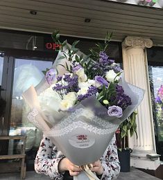 Букет " Серебристая сирень" из сирени, лизиантусов, гвоздик и роз