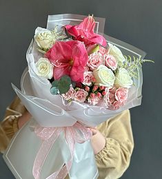 Композиция "Dazzle" из роз, амариллиса и сухоцветов