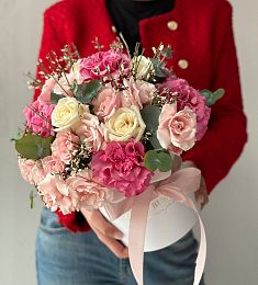 Композиция "Лунные цветы" из роз и зелени в коробке