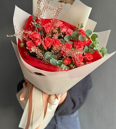 Букет "Вихрь Любви" из спрей роз и эвкалипта